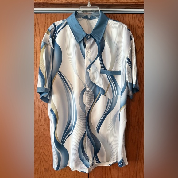 NWOT Mens Hawaiian Abstract Short Sleeve Button Up Shirt Light Blue & White XXXL - Picture 1 of 11